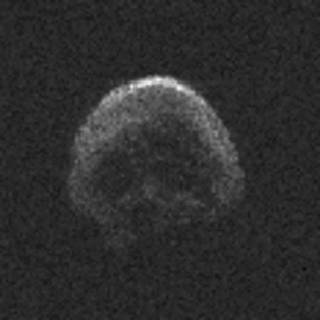 這顆彗星外形酷似骷髏頭，表面甚至可分出眼鼻。