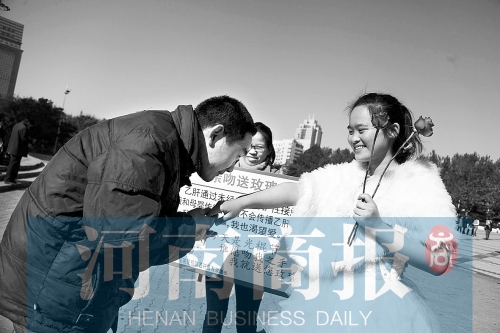 　一名男士上前，準備親吻女孩的手