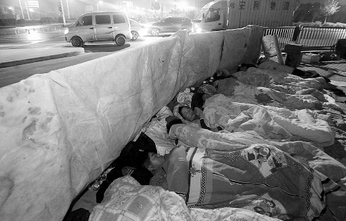 在寒冷的冬夜，為了能省點(diǎn)錢，方便接活，民工們?nèi)运跇蛳隆? complete=