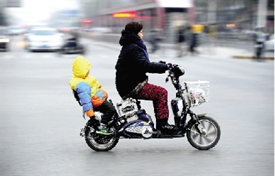 昨日下午，隴海西路桐柏路口，紅燈亮起的瞬間一輛電動(dòng)車闖過路口。