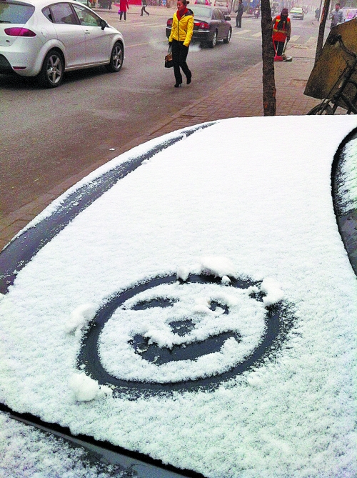 一月十五日上午，有汽車披著一身的雪裝，從經(jīng)開區(qū)回到市區(qū)。