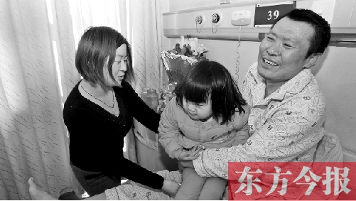 李剛患骨肉瘤急需手術(shù)，最放心不下的就是他的妻子、女兒