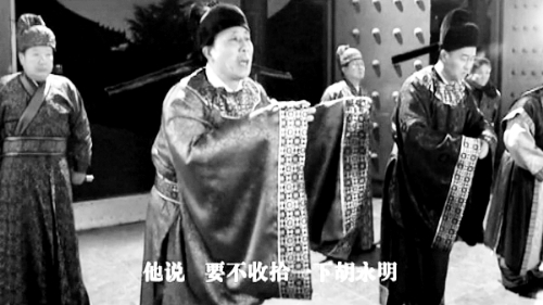 微電影中，“權(quán)貴人士”對(duì)“胡永明”多加陷害 視頻截圖
