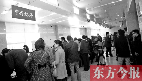 　昨天，在鄭州市房管局辦稅柜臺，迎來絡(luò)繹不絕辦理業(yè)務(wù)的市民