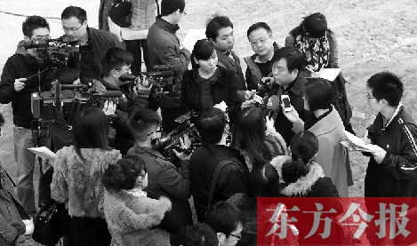 經(jīng)適房“下課”，公租房的申請(qǐng)、租金等備受關(guān)注，圖為鄭州市房管局規(guī)劃和住房保障處處長馮榮智被媒體記者“