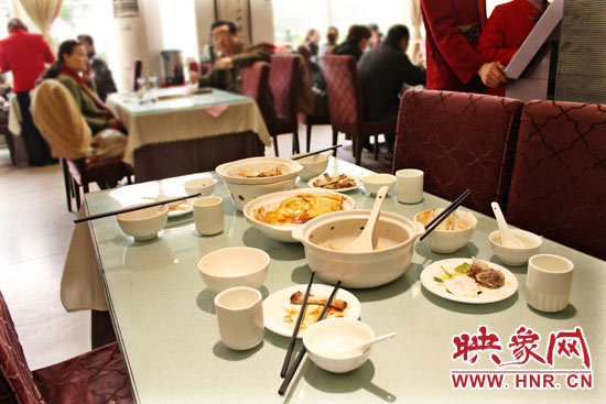 3月22日，阿五美食英協(xié)路店幾位顧客用完餐后，盤子里的食物所剩無(wú)幾。