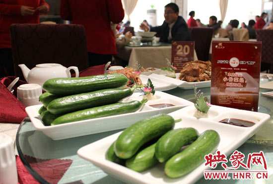3月22日，阿五美食英協(xié)路店的服務(wù)員為我們展示大份菜品和小份菜品