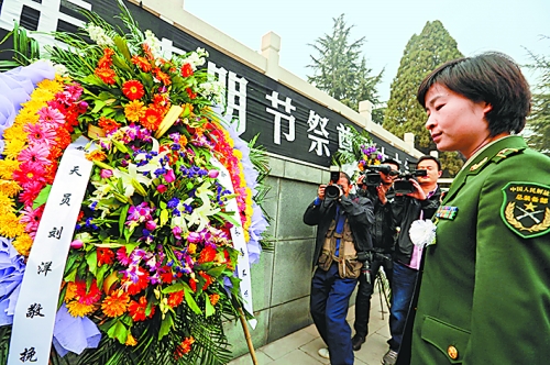 　　4月4日,我國首位女航天員劉洋來到林州市烈士陵園。在烈士紀(jì)念碑前,劉洋和眾人一起列隊肅立默哀致敬