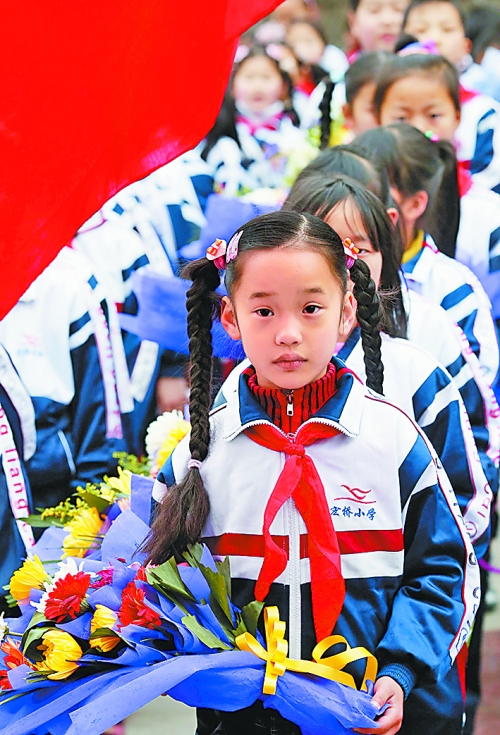 　4月4日,許多小學(xué)生來到新縣鄂豫皖革命烈士紀(jì)念館為烈士掃墓。記者　王天定　攝