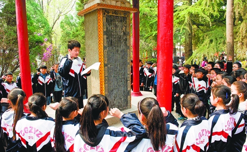 　　4月3日,宜陽縣1000余名師生通過獻(xiàn)花、宣誓、掃墓、讀祭文等形式緬懷革命先烈。 田義偉 攝