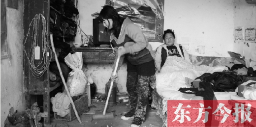 　寧陵縣趙村鄉(xiāng)大楊莊村，16歲的王香浦在打掃家里的衛(wèi)生，床上躺著她的爸爸　