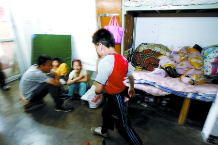 孩子們住在這里，沒有上學(xué)，大部分時間是練功，出去表演