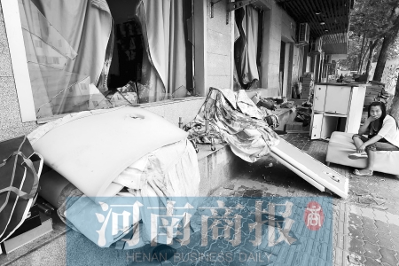 　多間臨街商鋪夜間被砸，店里的沙發(fā)、貨品等被搬到了戶外  侯建勛/攝