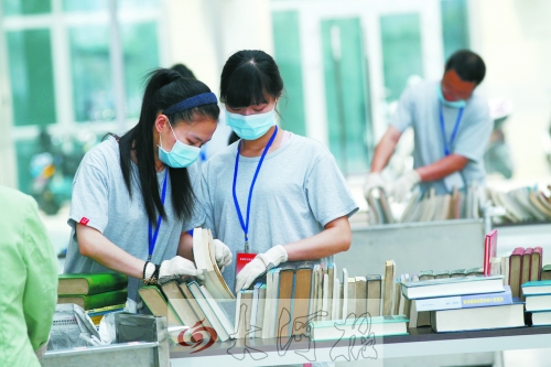 工作人員正在忙著整理書籍,逐一登記、歸類。