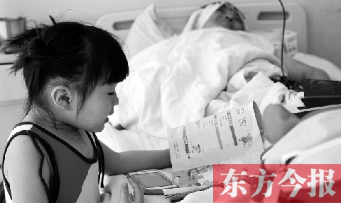 　昨天上午，鄭州市骨科醫(yī)院病房內(nèi)，李剛躺在病床上，女兒嘟嘟在安靜地看書