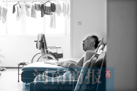 金老先生因偏癱生活不能自理，鄰居說，平時經?？吹阶o工和老人的弟弟前來照顧 實習生 唐韜/攝