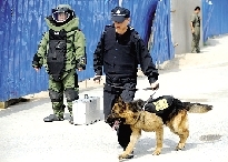 排爆專(zhuān)家、警犬在現(xiàn)場(chǎng)待命。