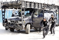 特警的突擊車(chē)到達(dá)現(xiàn)場(chǎng)。