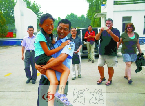 黨心松一行人剛下車，楊衛(wèi)軍就一把抱起了她，流露出幸福的笑容，不遠(yuǎn)處史蒂夫拍照銘記這一刻。