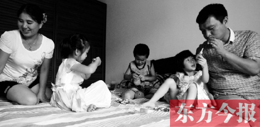 昨日，鄭州市民蔣先生的家中，一家人陪著妞妞（右二）玩耍