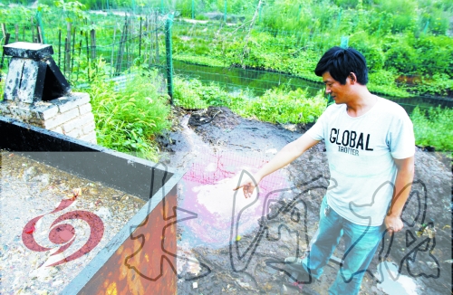 煉油點將骯臟、臭氣熏人的廢水直接排入溝渠。
