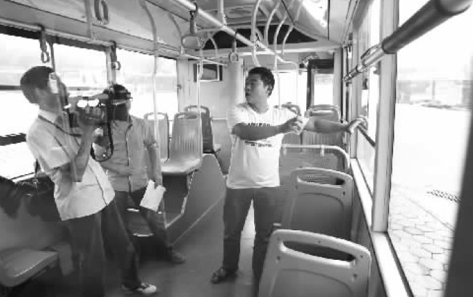 昨日，鄭州市B20路公交車長(zhǎng)方先生（右一），講述“色狼”跳窗逃跑時(shí)被眾人喊打的情景