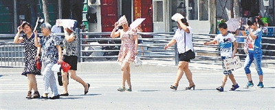 街頭，遮擋陽(yáng)光是一門(mén)“技術(shù)活”。