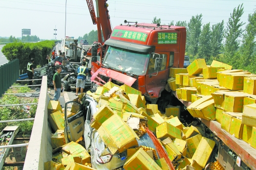 大貨車旁邊的海馬轎車被雞蛋砸中，車上兩人逃脫及時(shí)，僅受輕傷。