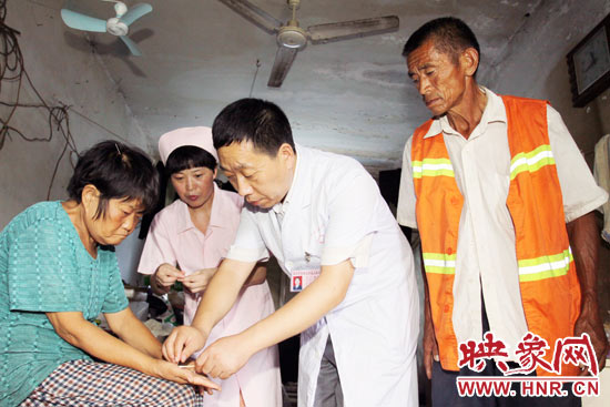 鄭州市管城區(qū)人民醫(yī)院院長張彥軍親自為謝秀進(jìn)診斷，并為他們帶去了500多元的治療藥品。