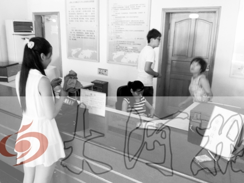 鄭州市人才交流服務(wù)中心二樓大廳，剛畢業(yè)大學(xué)生咨詢政策，工作人員卻在若無(wú)其事地玩手機(jī)。