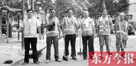 昨天下午6點(diǎn)，6名環(huán)衛(wèi)工人相伴乘坐B(niǎo)1返回27公里外的花園口村。