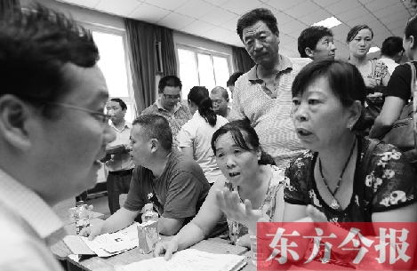 帶著孩子小升初的諸多疑問，眾多家長（右）向教育部門咨詢