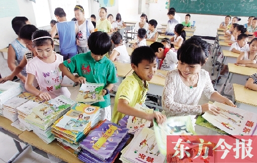 昨日，鄭州市中小學(xué)開(kāi)學(xué)，鄭州市帝湖小學(xué)教室內(nèi)，學(xué)生們?cè)诿赓M(fèi)領(lǐng)課本