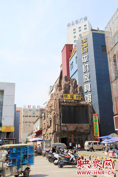 在該酒店一層的入口處，屹立著一座4層樓高的假山，氣勢雄偉。