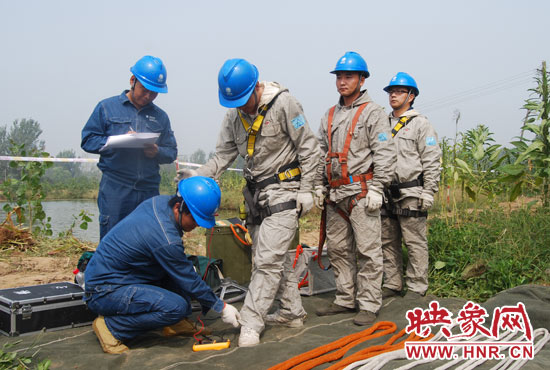“弟兄們”每次上塔作業(yè)，樊建軍都要認真核對檢查，不容一絲失誤出現(xiàn)。