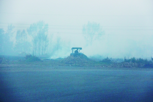 　9月底，南陽市社旗縣一處秸稈焚燒現(xiàn)場。此次督察通報，該縣被罰款9萬元。