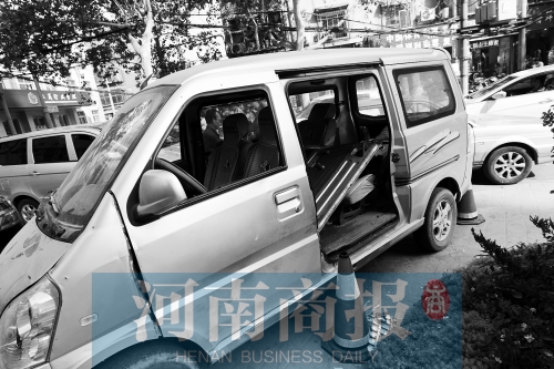 　面包車的后座上，放著被掰掉的車門