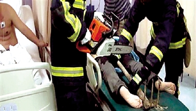 一陣痛，鐵耙柄插進(jìn)身體里