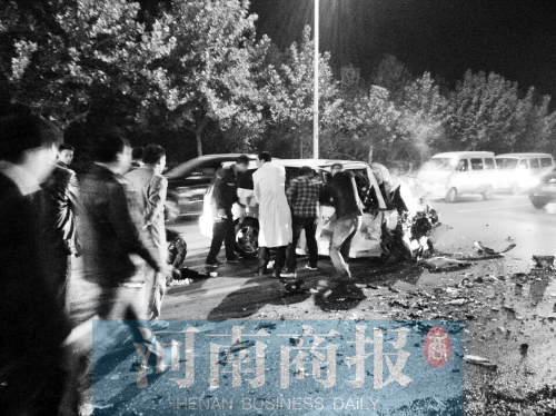 慘劇現(xiàn)場，眾人紛紛上前施救，有人拉住變形的車門，為傷者爭取救援時間