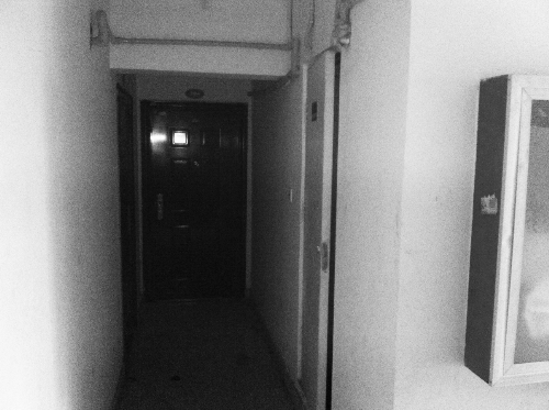 被砸網(wǎng)吧在鄭州安徐莊公館小區(qū)的一棟居民樓里，昨天，網(wǎng)吧已關門。