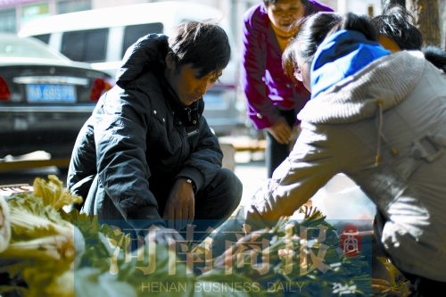 附近的市民得知了他的遭遇，紛紛前來買菜