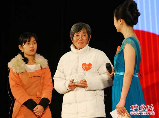 獲獎者劉傳真上臺領獎