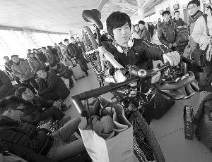 由于媽媽生病，盧文成只得中途放棄騎行改乘火車趕回老家。