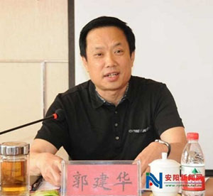 臺(tái)上的郭建華。 資料圖