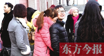 在鄭州市二七區(qū)婚姻登記處，新人們在門外排長隊