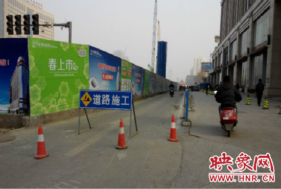 鄭州花園路動(dòng)物園旁路面再次塌陷 疑為地下水滲流導(dǎo)致 鄭州花園路動(dòng)物園旁路面再次塌陷 疑為地下水滲流導(dǎo)致