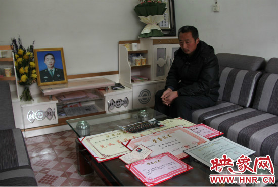 救火英雄鄭春光的父親和兒子獲得榮譽證書。