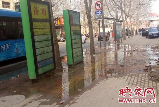 公交車(chē)站處臭氣沖天污水橫流，行人幾乎無(wú)法在此等車(chē)