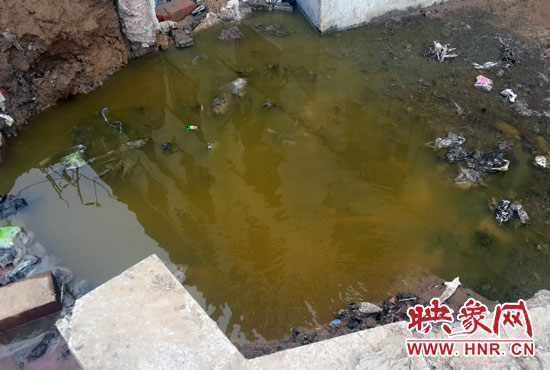 \路旁有一個(gè)水坑，污水不停在往外冒