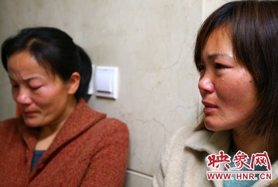 提及現(xiàn)狀，柴小快的女兒不住流淚。